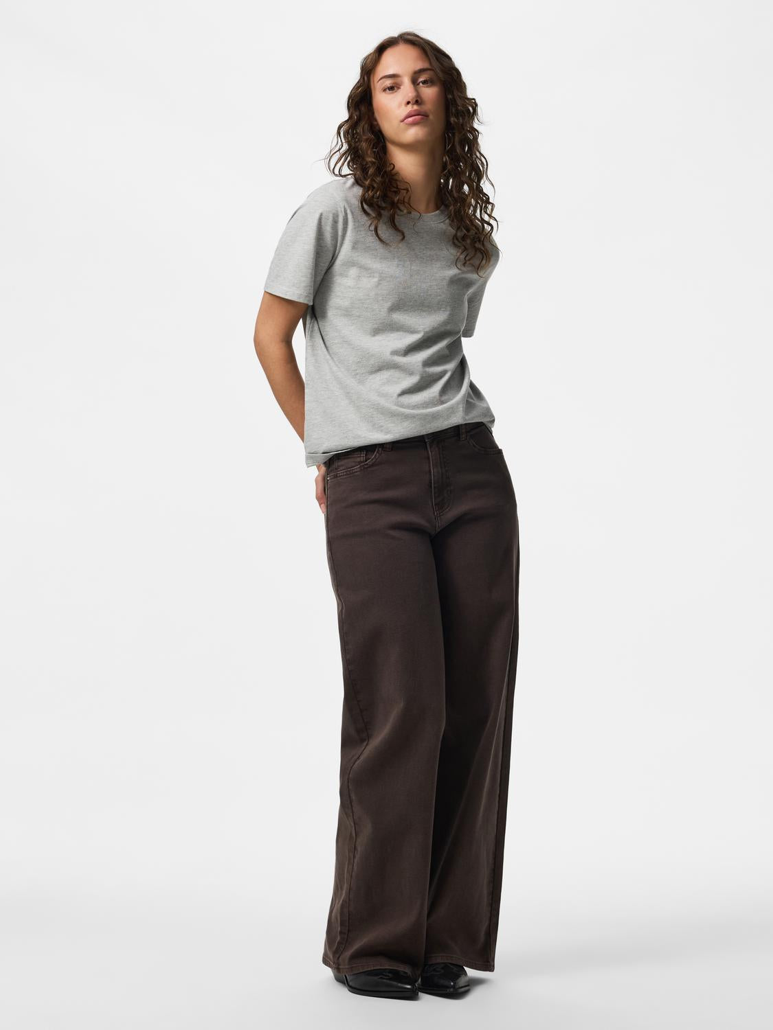 model_shot-front_full